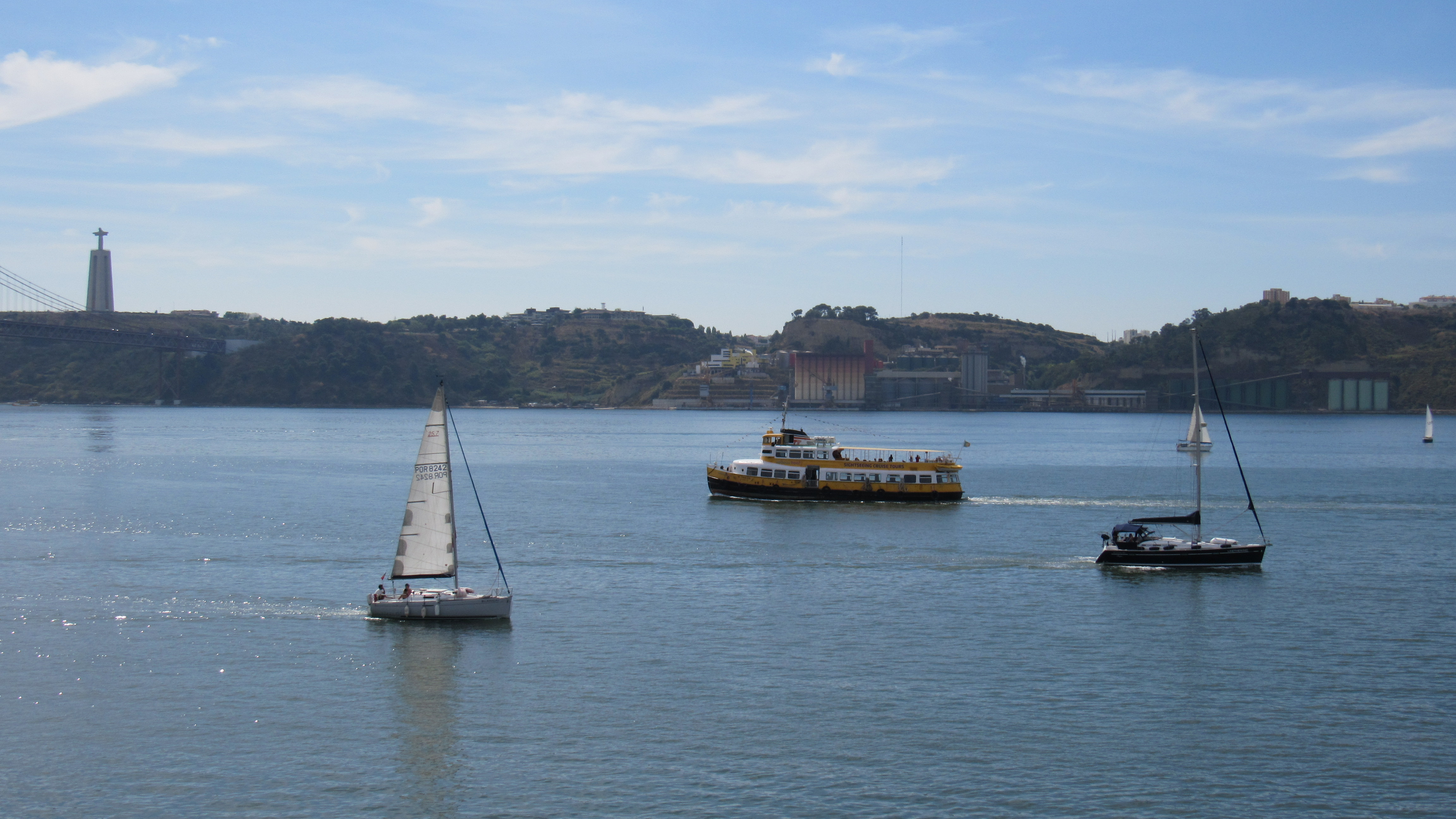 Cacilheiro no Tejo